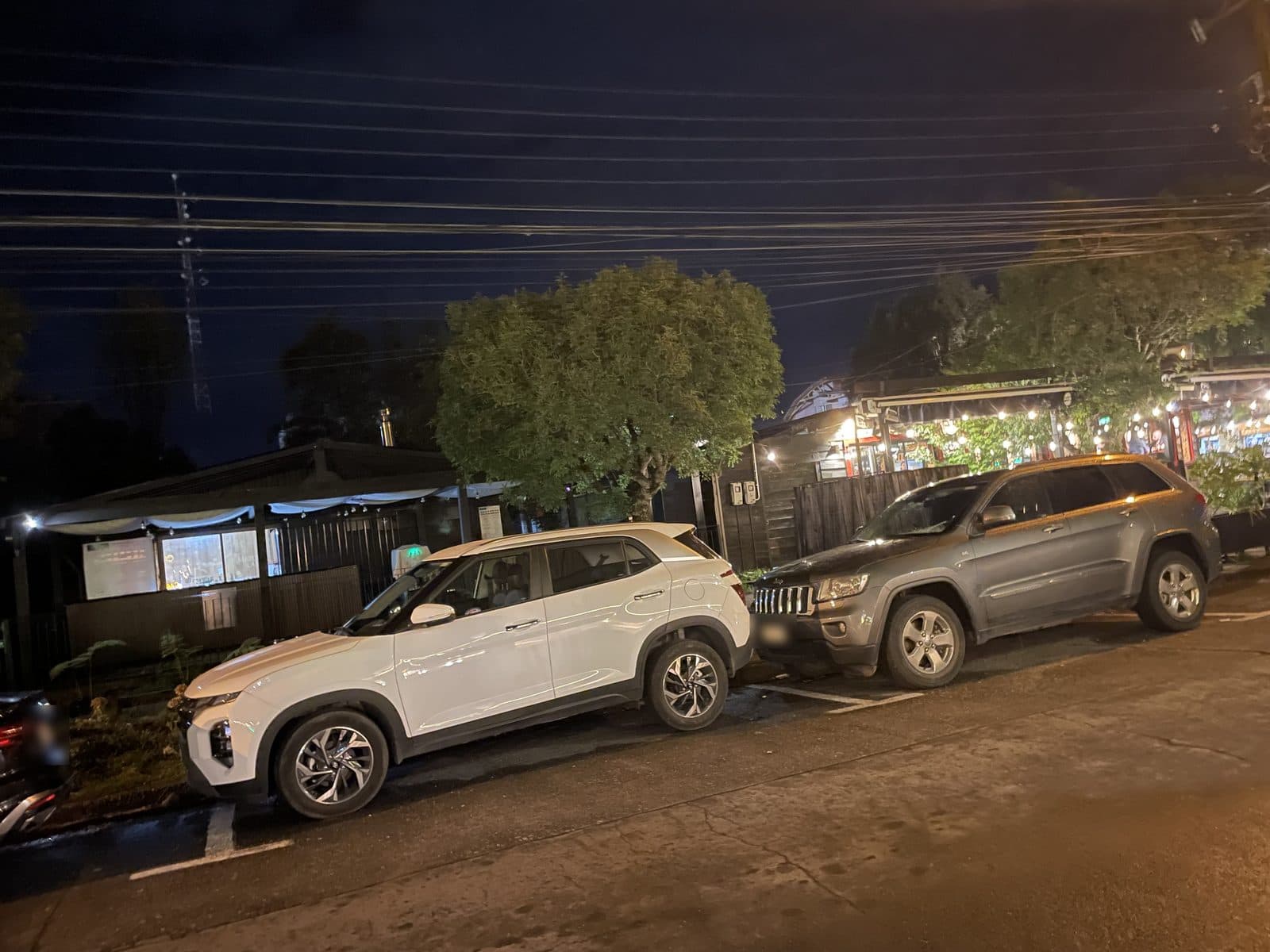 Autos de arriendo en una calle de Puerto Varas de noche