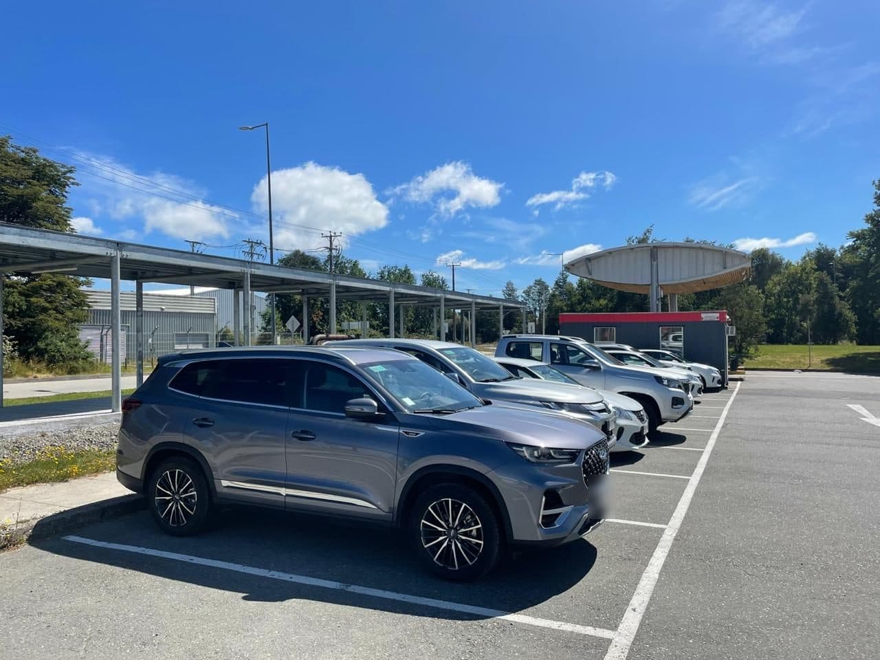 Autos de arriendo estacionados en el aeropuerto El Tepual